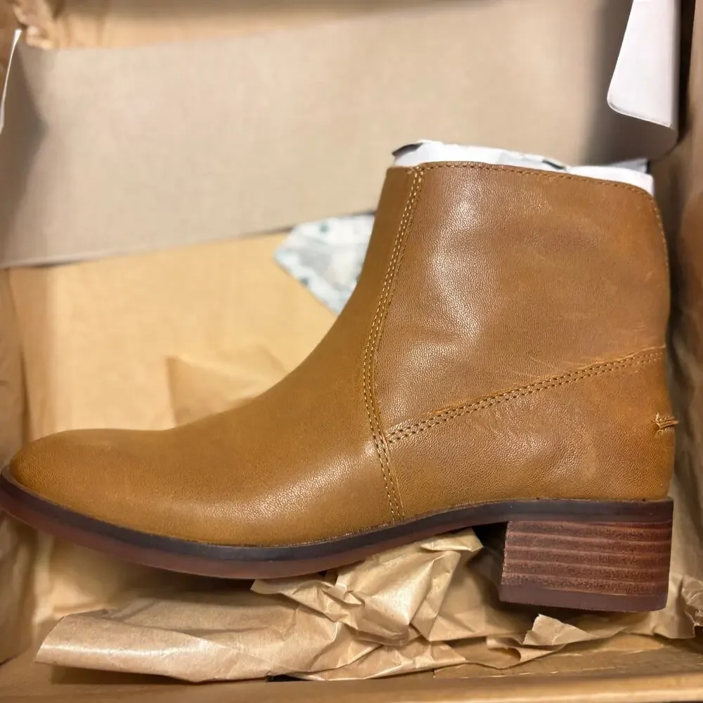 Lucky Brand Quendy Leather Boots 9.5 NWT Tan Brown Ankle Booties Buckle Western